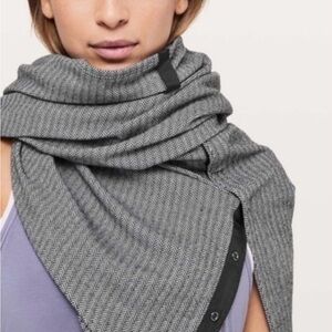 Lululemon vinyasa  women’s  Herringbone wrap scarf